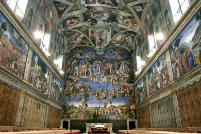 La Capilla Sixtina se prepara para recibir a los cardenales que elegirán al nuevo Papa.