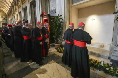 Un grupo de cardenales visitó el domingo 27 de abril, la tumba del papa Francisco. EFE