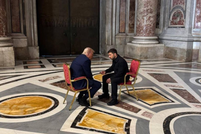 Zelenski y Trump se reúnen mientras asisten al funeral del Papa Francisco, en el Vaticano, el 26 de abril de 2025.
