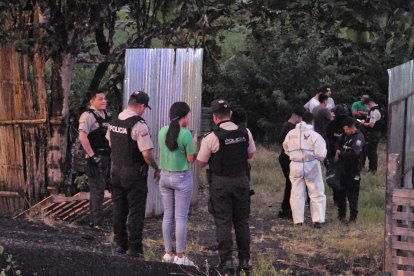 Los investigadores recogieron indicios en la escena del suceso.