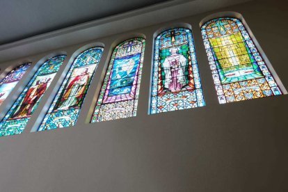 En los vitrales se muestra parte del arte del templo.