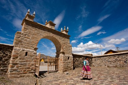 Entre montañas y tradiciones, Sibayo enamora con sus casas de piedra y su vibrante herencia textil.