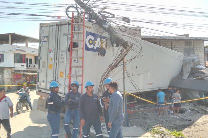 Personal de la Empresa Eléctrica trabaja en reposición de postes de alumbrado público derribados