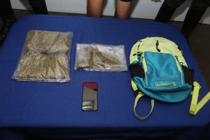 Las droga y otras evidencias incautadas durante la aprehensión del traficante de droga.