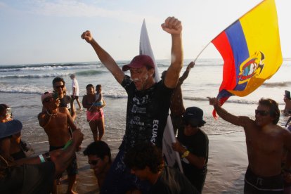 Maximiliano Sáenz celebra con sus amigos al llegar a la orilla en Montañita.