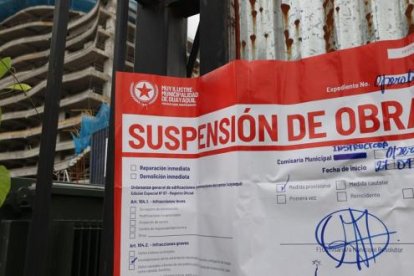 La obra suspendida clausurada por disposición del Municipio, mientras avanzan las investigaciones.