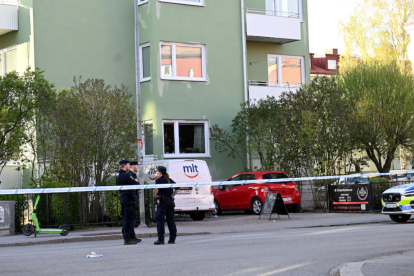 Varios agentes de policía se encuentran desplegados en las cercanías de la plaza Vaksala, en Uppsala, Suecia, donde se produjo un ataque que dejó múltiples víctimas.