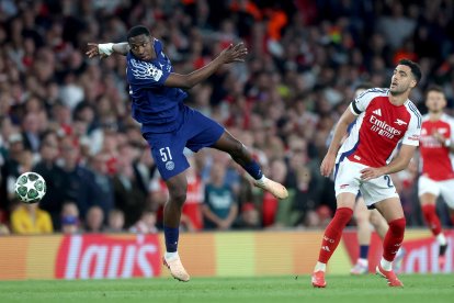William Pacho fue una de las figuras en el triunfo de PSG ante Arsenal.