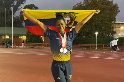 Anahí con las medallas que obtuvo en el Campeonato Sudamericano en Buenos Aires.