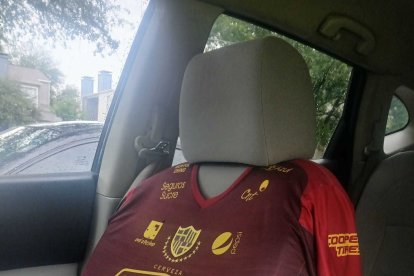 Andrés guarda la camiseta con la que cruzó el Darién. La exhibe como forro del asiento de su carro para no olvidar lo que tuvo que pasar hasta llegar.