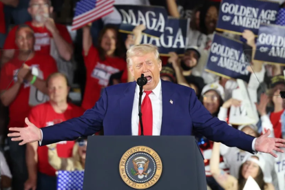 Trump en medio de su discurso de celebración por sus primeros 100 días de mandato