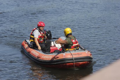Bomberos buscaban al joven en el estero.