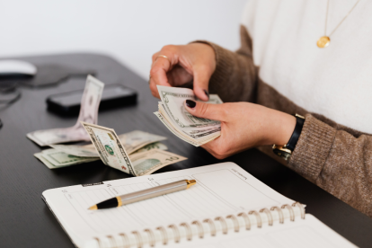 Los beneficiarios de los diferentes bonos del MIES podrán cobrar sus pagos en los puntos autorizados a partir de mayo de 2025