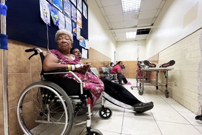 Muchos enfermos son atendidos en los pasillos por falta de espacio en los consultorios.