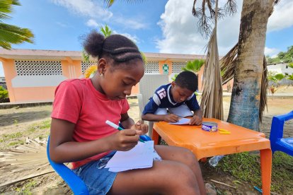 Los niños adquieren conocimientos mediante juegos diseñados para diferentes edades.