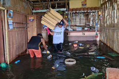 Familias recogen las pocas cosas que lograron rescatar.