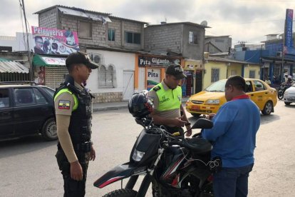La Policía Nacional destinará 2.000 agentes al control del tránsito en las carreteras en la primera fase de transición.