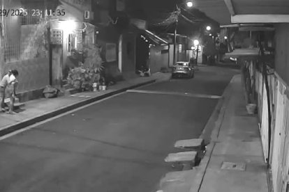 En el bloque 8, una cámara de seguridad captó el momento exacto del atentado y la explosión.