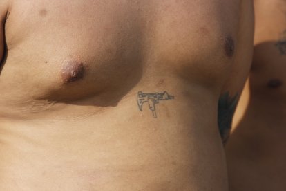 El tatuaje que el presunto sicario tiene en su cuerpo.