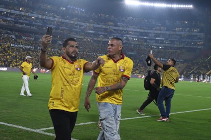 Nicolás Asencio (i) y Jonatan Alves recorren la cancha del Monumental durante la Noche Centenaruio.