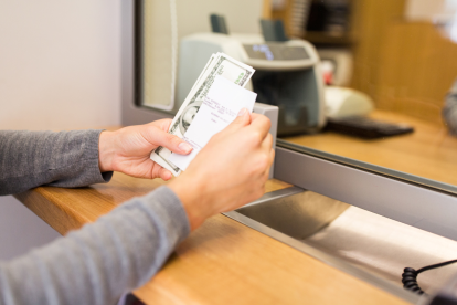 Cliente retira dinero de una entidad bancaria.