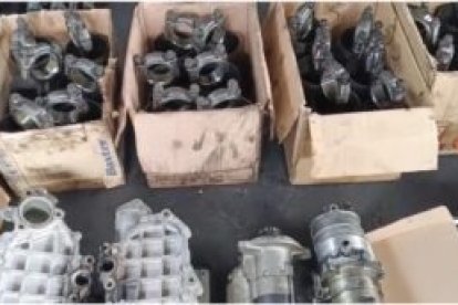 Entre las evidencias constan piezas de vehículos.