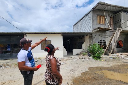 Moradores muestran los daños en las viviendas.