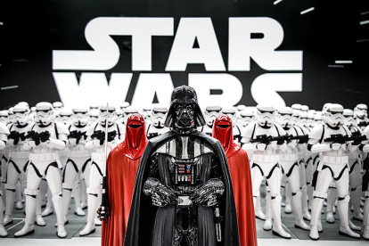 En Star Wars: A New Hope (1977), el general Dodonna anima a la Alianza Rebelde antes del ataque a la Estrella de la Muerte con la frase: “¡Tripulen sus naves! ¡Y que la Fuerza los acompañe!”.