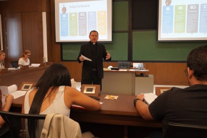 El canciller de la Arquidiócesis de Guayaquil, padre Omar Mateo, durante el taller.