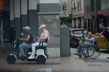 Este tipo de vehículos circulan sin control por calles y veredas, generando riesgos a peatones.