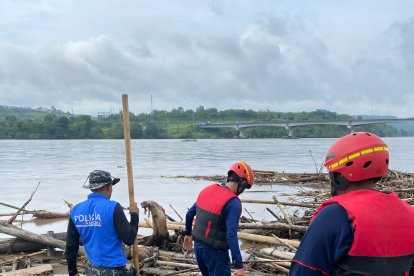 Cada brazo del río, cada bifurcación y cada zona imposible es recorrida con la ayuda de lanchas, gabarras, botes.
