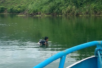 Buzos del Cuerpo de Bomberos de Portoviejo buscan a los adultos mayores desaparecidos.