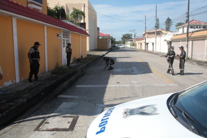 Sujetos a bordo de un carro fueron quienes dispararon el motociclista y luego huyeron.