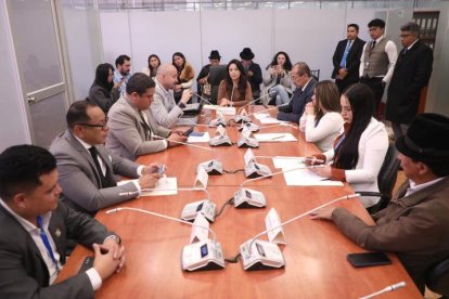 La Comisión de Fiscalización sesionó para calificar la solicitud de juicio político.