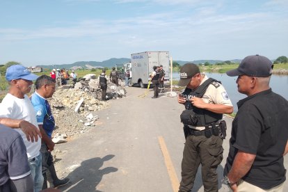 Los agentes llegaron para inspeccionar y luego levantaron el cadáver, en Daule, Guayas.