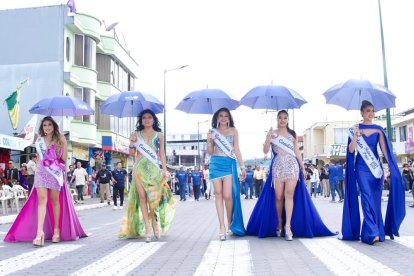 Las candidatas al reinado de Puyo  deslumbran en el pregón inaugural.