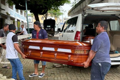 El velatorio se realiza en el mismo sector en que las víctimas fueron raptadas y luego asesinadas.