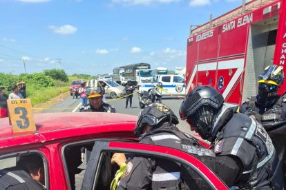 Personal de la Comisión de Tránsito del Ecuador y más socorristas procuraron un inmediato rescate.