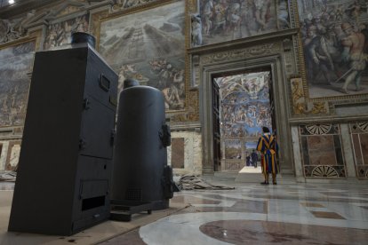 La Guardia Suiza, encargada de la seguridad del Vaticano, vigila los preparativos del cónclave.