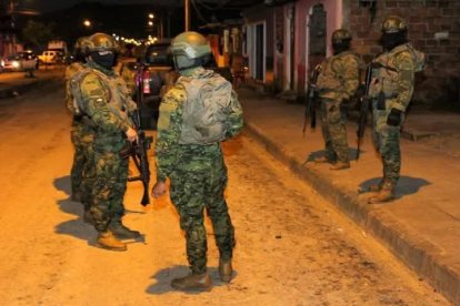 Personal policial realiza las investigaciones del caso.