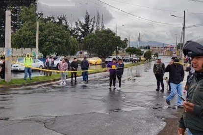 Los familiares llegaron al lugar del accidente y reconocieron el cuerpo entre lágrimas y desesperación.