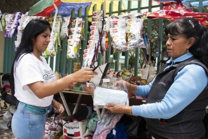 Comerciantes tuvieron que comprar más cajas de mascarillas por la alta demanda.