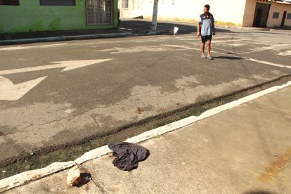 Moradores prendieron una vela en el sitio donde cayó uno de los fallecidos.