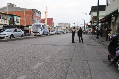 La Policía llegó al sitio para analizar la escena y levantar indicios.