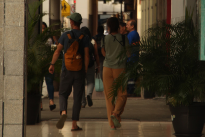 En los exteriores del alojamiento quedaron vidrios del taxi en donde estaban parte de las víctimas.