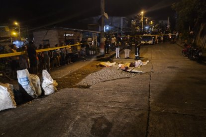 Los cuerpos quedaron en vía pública, en Quevedo.