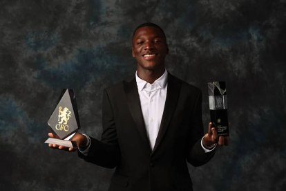 Moisés Caicedo posó feliz con el doble reconocimiento que recibió.