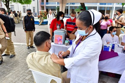 Enfermeras del Ministerio de Salud Pública inmunizaron a decenas de estudiantes en el colegio Vicente Rocafuerte.