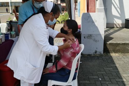 Padres de familia como Jazmín Moreano aprovecharon la brigada para vacunarse.