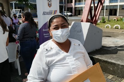 Mayra Yagual, madre de familia, toma varias medidas de bioseguridad para prevenir infectarse de tosferina.
